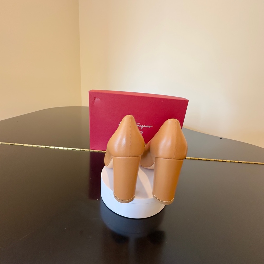 Salvatore Ferragamo NWT Luxury Chic Minimalist RARE Authentic Fiamma Tan Pumps - Picture 7 of 17